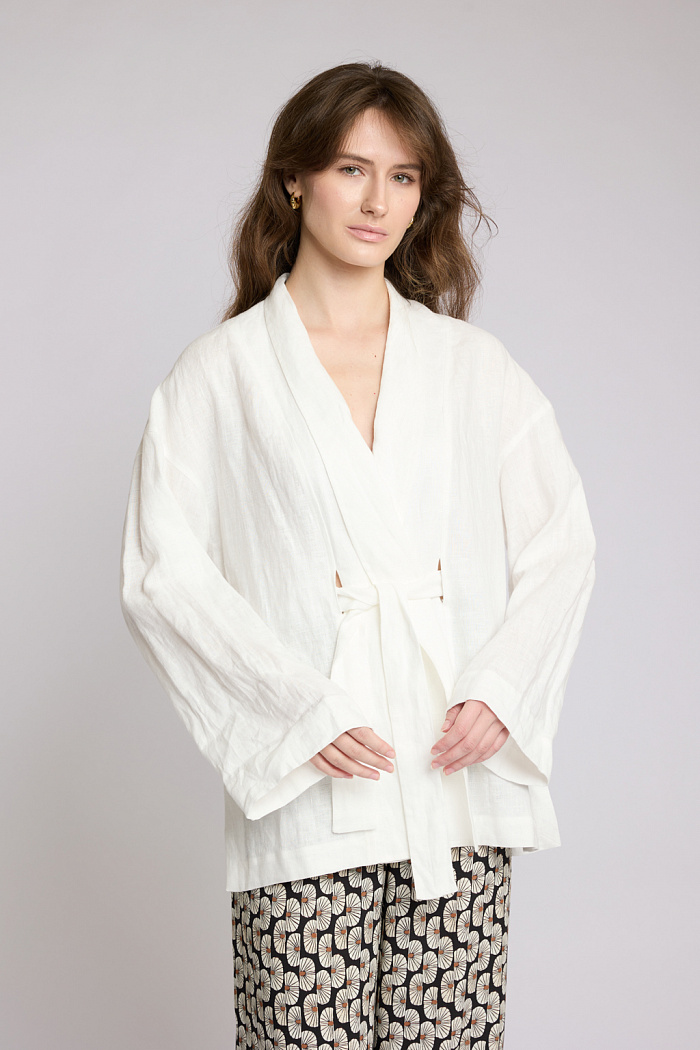 Жакет-кимоно оверсайз силуэта с поясом на талии. По бокам разрезы, рукав полной длины.