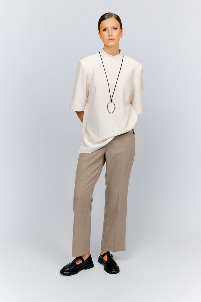 Костюмные брюки полуприлегающего силуэта с отрезным поясом, который сзади на резинке.