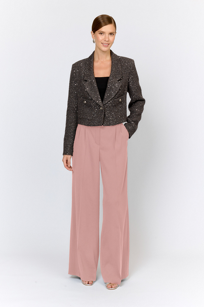 Брюки полуприлегающего силуэта прямого кроя с цельнокроеным поясом с застежкой на потайную молнию в боковом шве, выполнены из костюмной ткани с креповой фактурой.  Брюки хорошо дополняют жакеты из коллекции  или их можно носить в паре с блузами для создания самостоятельного образа.  Ацетатные волокна в составе ткани придают блеск и  способность красиво драпироваться, обеспечивают неприхотливость в уходе, легкость, способность хорошо держать форму. Полиэстер обеспечивает износостойкость и долго сохраняет яркость цвета.   Преимущества ткани:  имеет приятный блеск и мягкость, напоминающую натуральный шелк, но при этом выглядит более роскошно. Благодаря гибкости  и объемности, ткань красиво ложится по фигуре, создавая женственные силуэты.