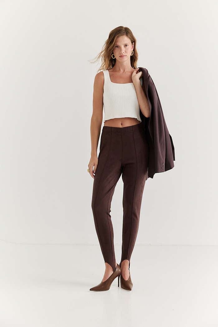 Брюки со штрипками из роскошной искусственной замши шоколадного цвета  — смелое решение для современного гардероба. Облегающая посадка выгодно подчеркет фигуру и сделает модель незаменимой для создания стильных образов.Мягкая ткань обеспечит комфорт при носке. Идеально дополнят оверсайз-жакеты, удлинённые блузы и кожаные сапоги с высоким голенищем.