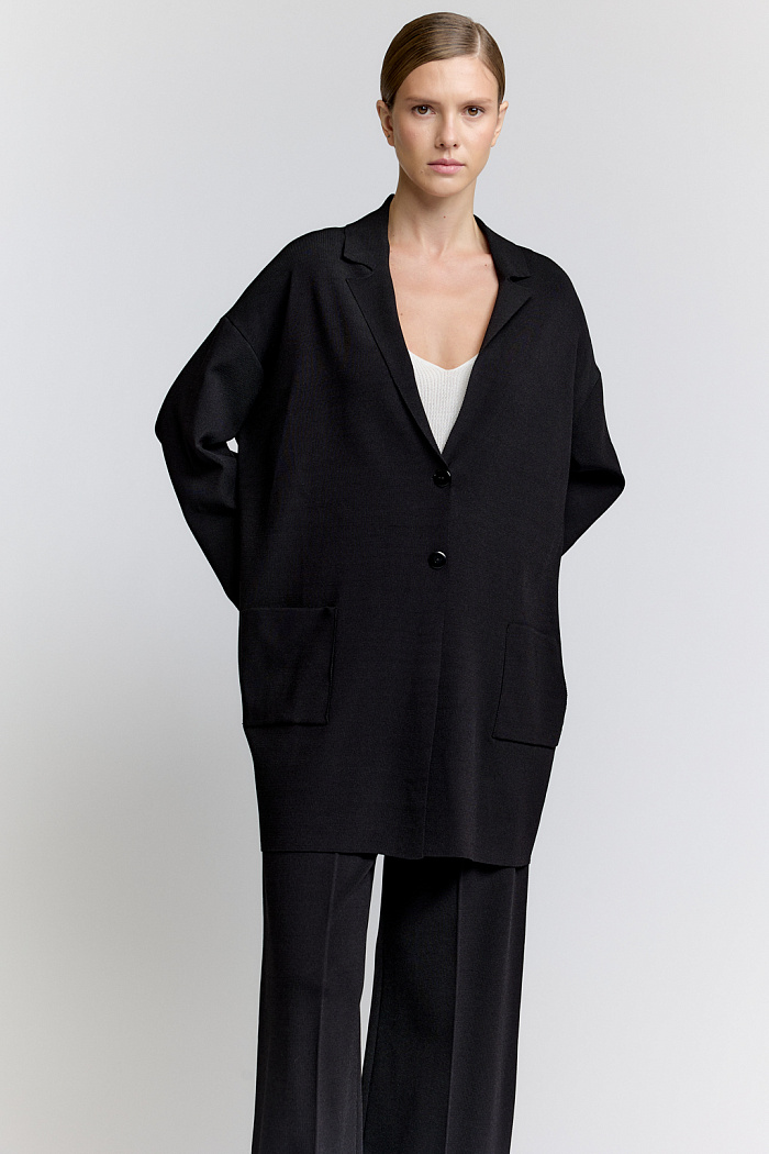 Кардиган прямого силуэта на пуговицах.