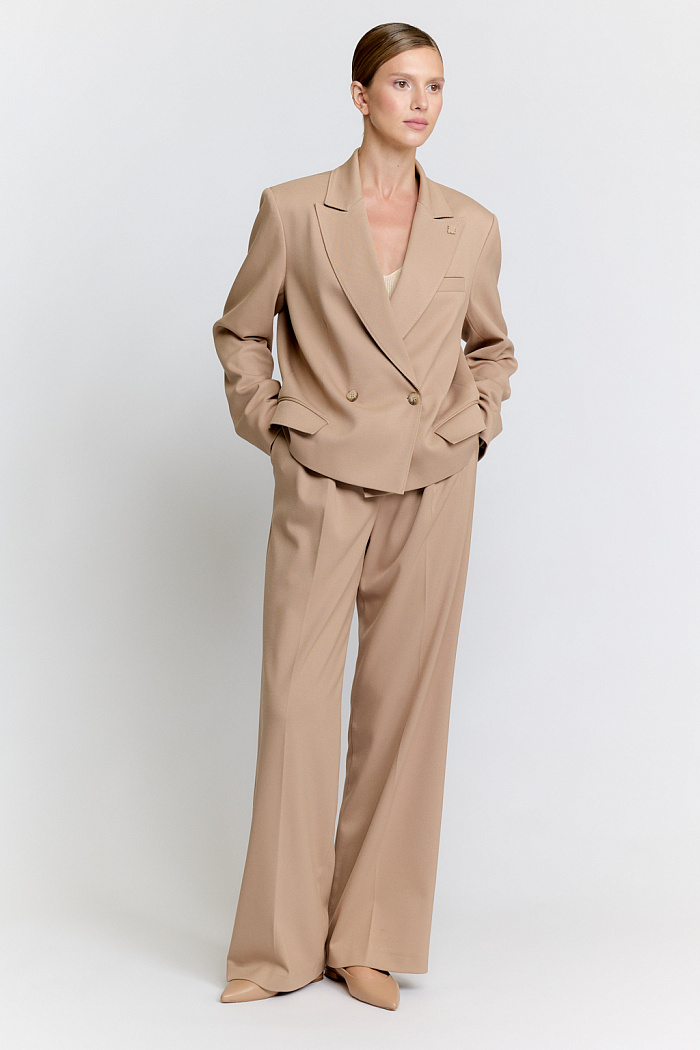 Укороченный двубортный жакет прямого силуэта с застёжкой на пуговицы и английским воротником.