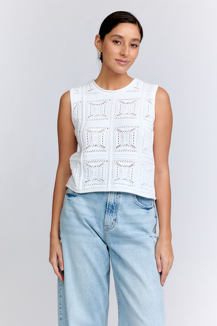 Топ с круглым вырезом прямого кроя.