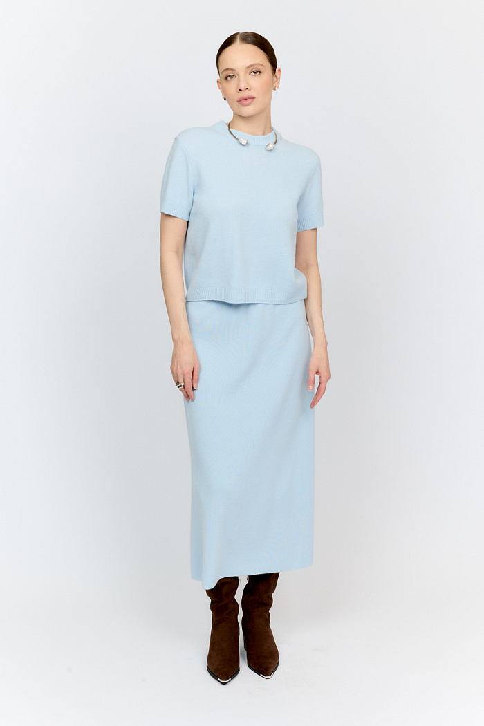 Юбка из 100% экстрафайн шерсти в небесно голубом цвете силуэта трапеция длиной миди с завышенной талией подчеркивает природную женственность фигуры. Фасон с расклешением к низу визуально стройнит бедра и корректирует фигуру, зрительно удлиняет ноги. Хорошо сочетать с приталенными джемперами и топами из аналогичной пряжи.