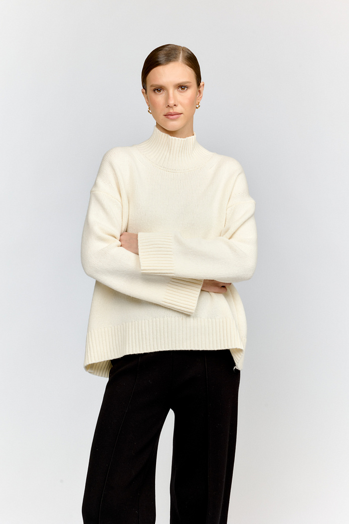 Джемпер оверсайз силуэта с высокой горловиной и асимметричным низом