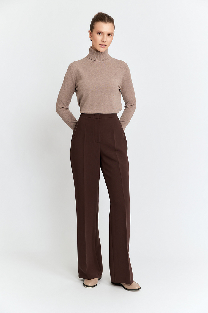 Брюки с небольшим клешем от колен с декоративной вшивкой по бокам.