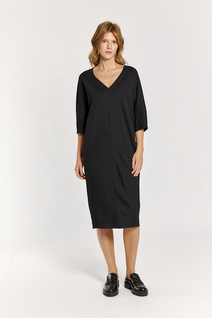 Платье O-образного силуэта с V-образным вырезом и цельнокроеными рукавами длиной 3/4.
