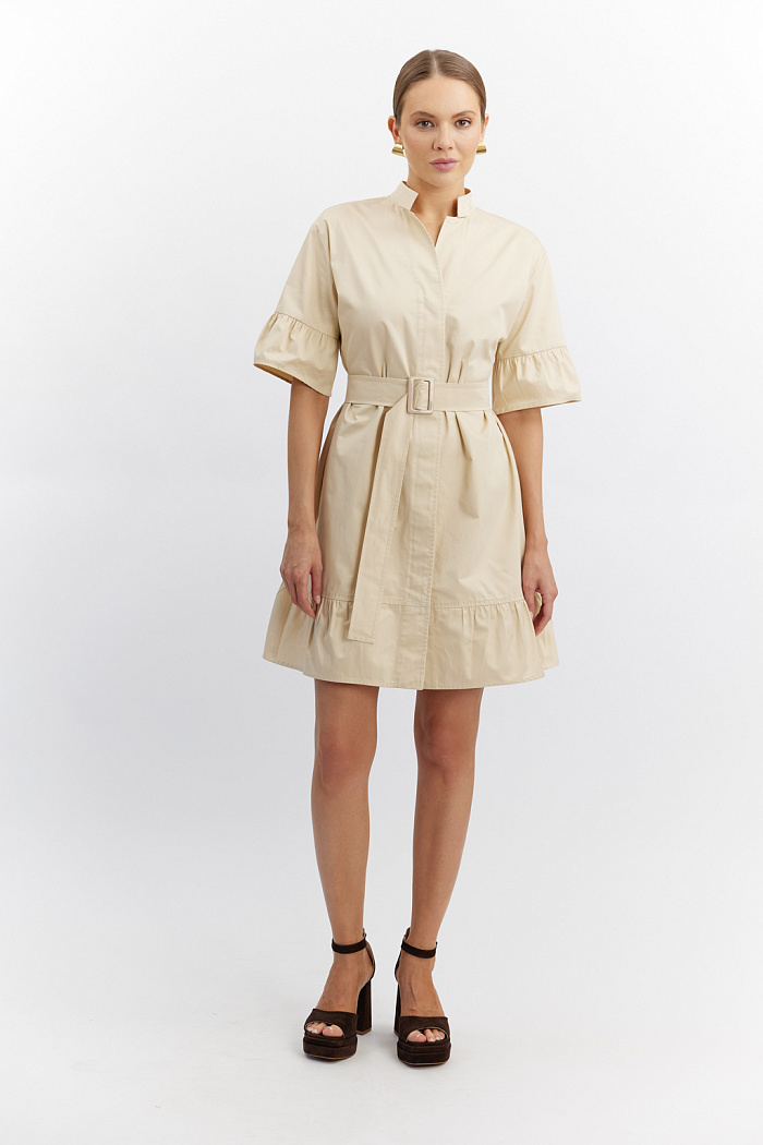 Платье с ярусом на юбке и рукавах. Воротник стойка. Суппатная застежка и пояс из основной ткани с пряжкой. Длина мини.