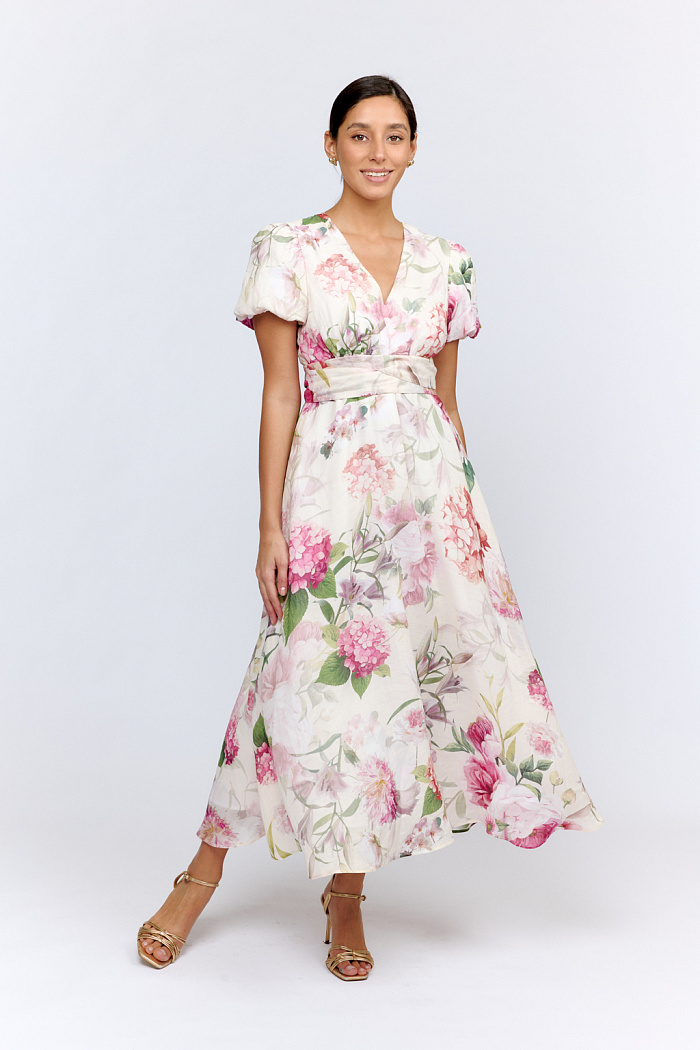 Платье с V-образным вырезом и коротким рукавом на резинке. На талии перекрут в виде пояса переходящий на спину. Длина миди.