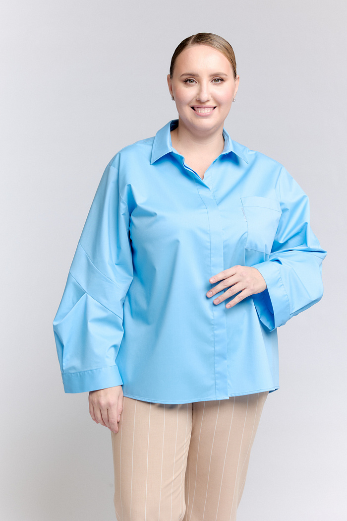 Рубашка оверсайз силуэта с фигурными рукавами.