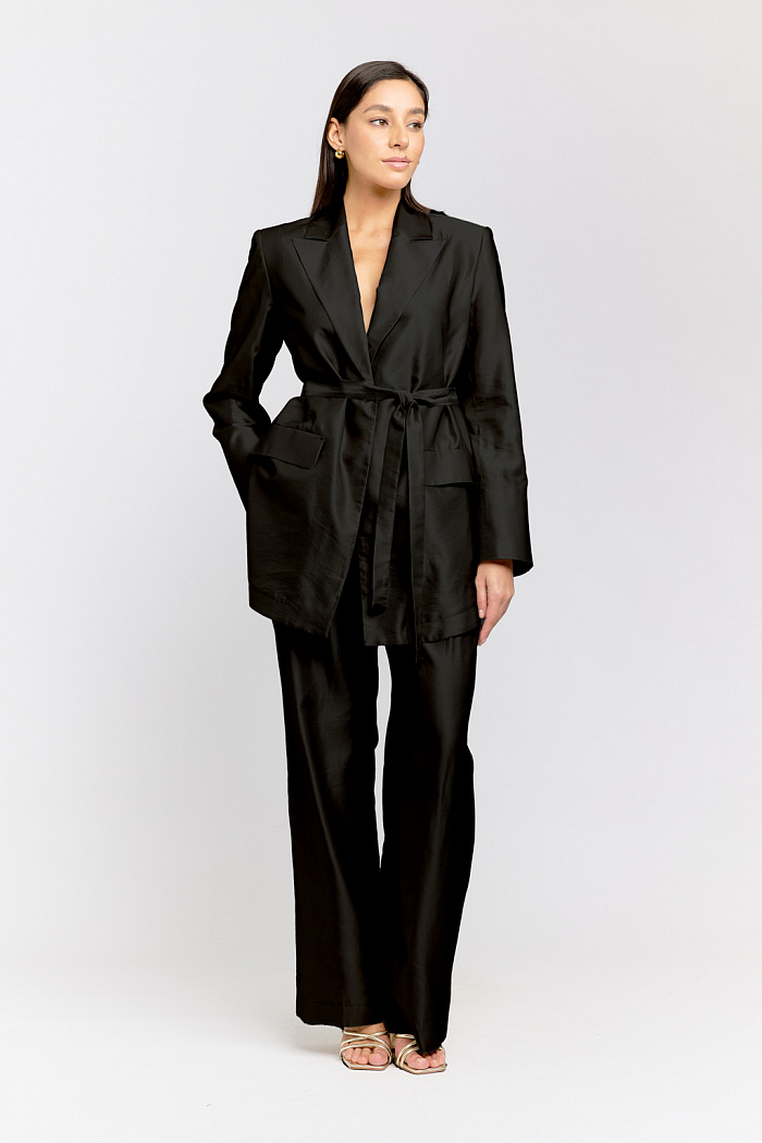 Жакет прямого кроя с фигурными разрезами по бокам приталивается с помощью пояса-ремешка. Разрезы на рукавах придают модели определенную расслабленность, а в сочетании с фактурой ткани модель становится еще более яркой и нарядной. Выполнен из приятной легкой ткани с вискозой с мерцающей фактурой.