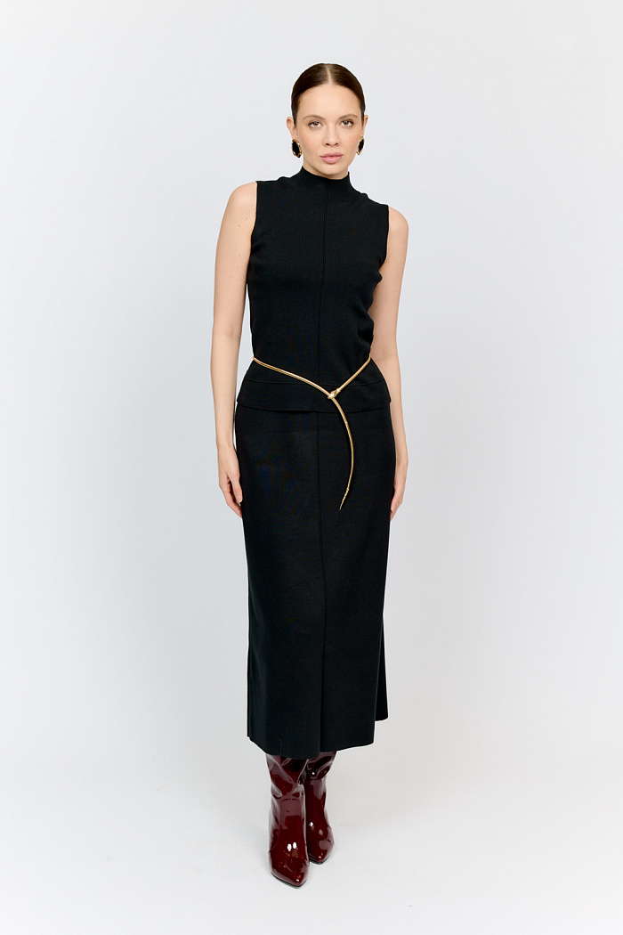 Базовый топ прилегающего силуэта черного цвета с воротником стойка - прекрасный первый слой под жакеты и кардиганы осенней коллекции.