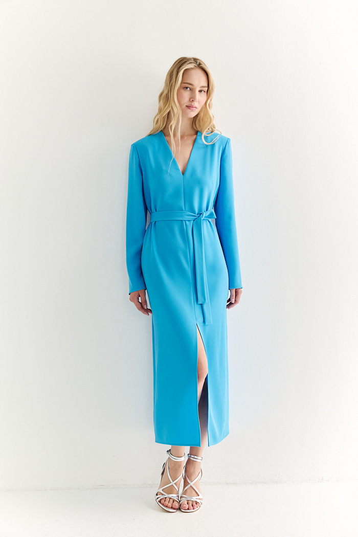 Платье прямого силуэта длиной миди и с V-образным вырезом горловины.