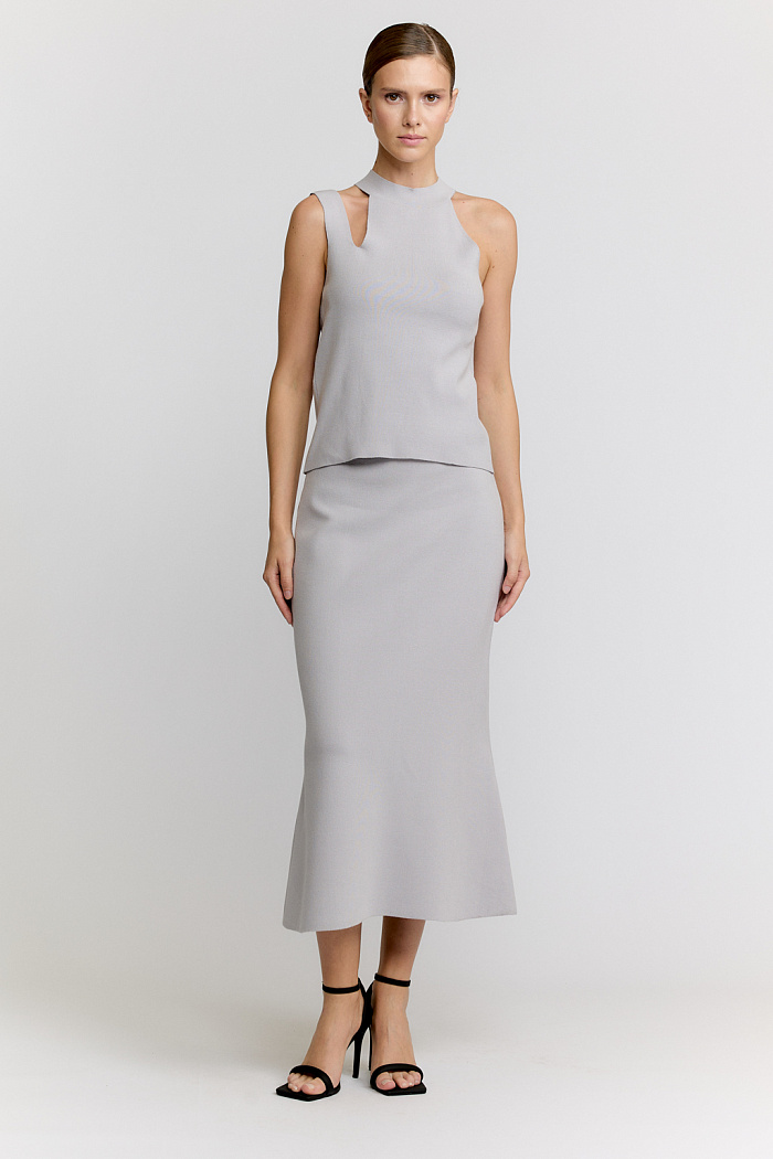 Топ с ассиметричным разрезом по горловине.