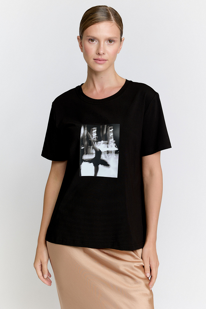 Футболка прямого силуэта с принтом по полочке.