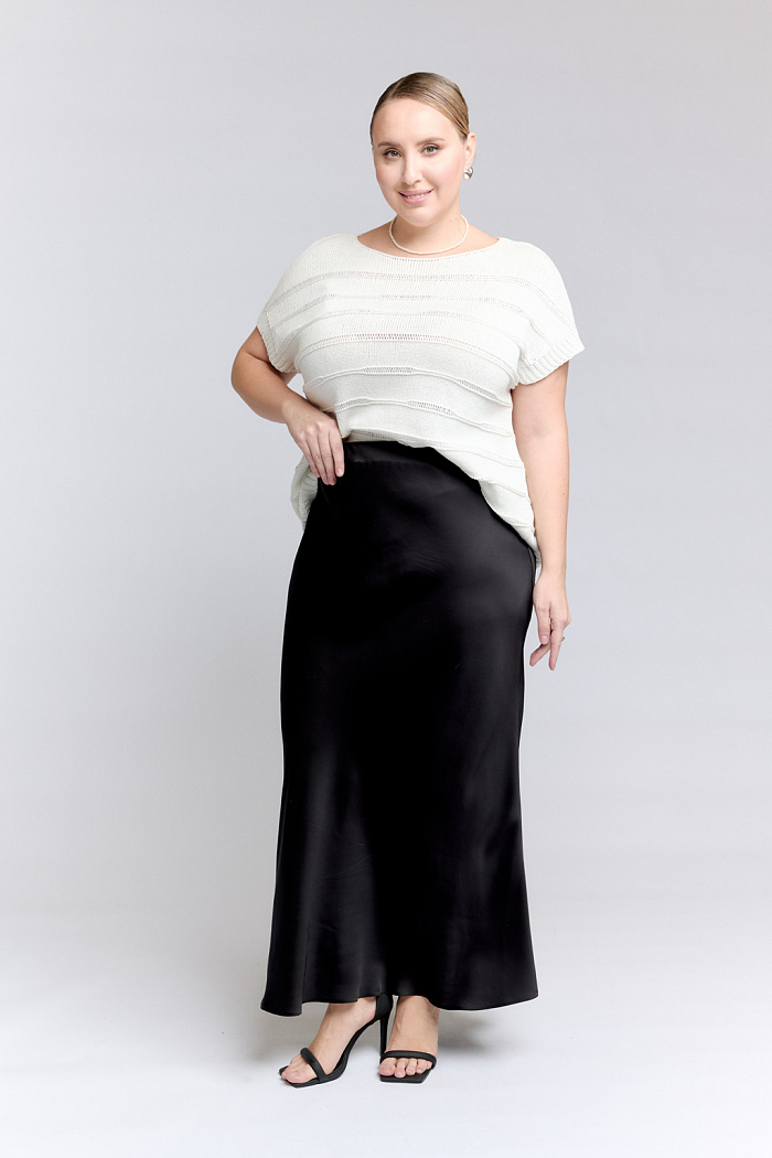 Струящаяся юбка прилегающего силуэта длиной макси.